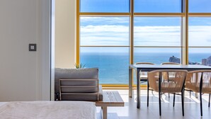 Una camera moderna con un'ampia finestra vista mare.