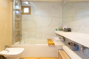 Shower, hair dryer, towels, toilet paper - Intempo by Holuxe - 354 - 35th floor (Benidorm)