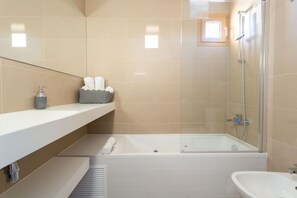 Shower, hair dryer, towels - Intempo by Holuxe - 126 - 12th floor (Benidorm)