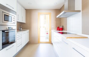 Kühlschrank, Mikrowelle, Ofen, Geschirrspüler