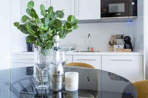 Jääkaappi, mikroaaltouuni, astianpesukone, kahvin-/teenkeitin