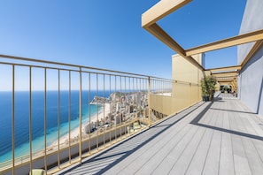 Ein Balkon mit Blick auf Strand und Stadtlandschaft.