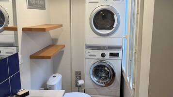 Douche, sĂšche-cheveux, serviettes fournies, papier toilette