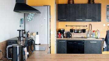 Réfrigérateur, micro-ondes, four, plaque de cuisson