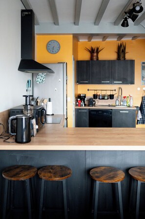 冰箱、微波炉、烤箱、炉灶