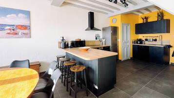 Réfrigérateur, micro-ondes, four, plaque de cuisson