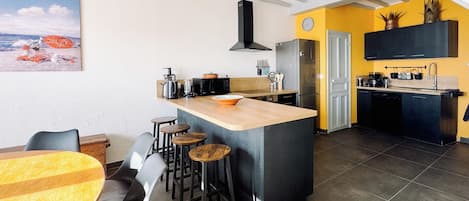 Een koelkast, een microgolfoven, een oven, een kookplaat