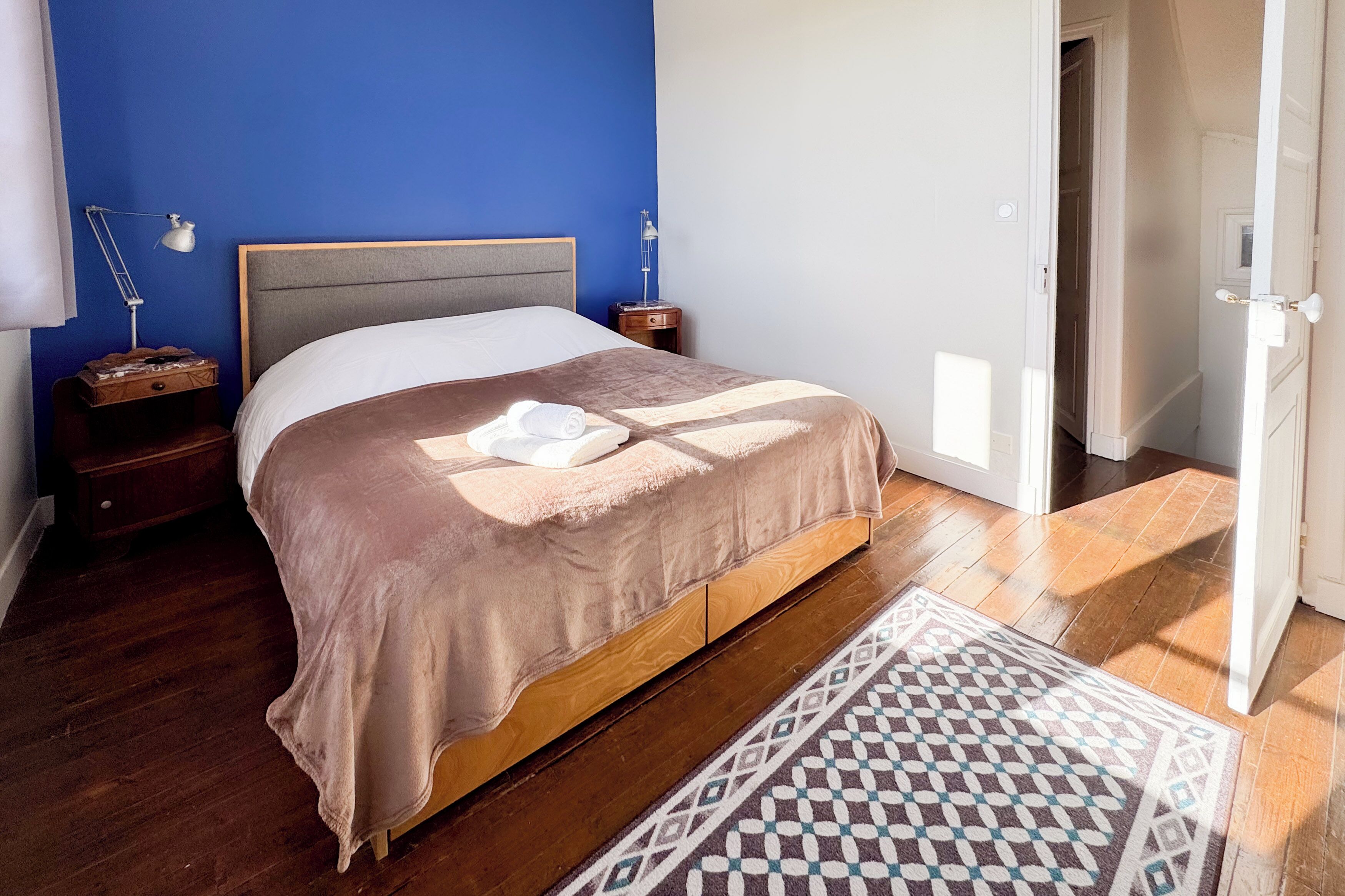 Fer et planche à repasser, lit parapluie, Wi-Fi gratuit, draps fournis