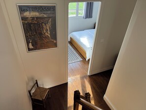 Fer et planche à repasser, lit parapluie, Wi-Fi gratuit, draps fournis