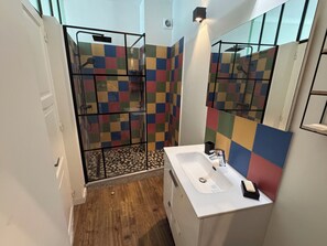 Douche, sèche-cheveux, serviettes fournies, papier toilette