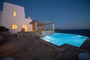 A white building with a pool and a pergola, overlooking the sea. - Topos exclusive Mykonos-villa Alisahnea (Mykonos)