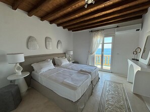 A bedroom with two beds, a balcony, and a view of the sea. - Topos exclusive Mykonos-villa Alisahnea (Mykonos)