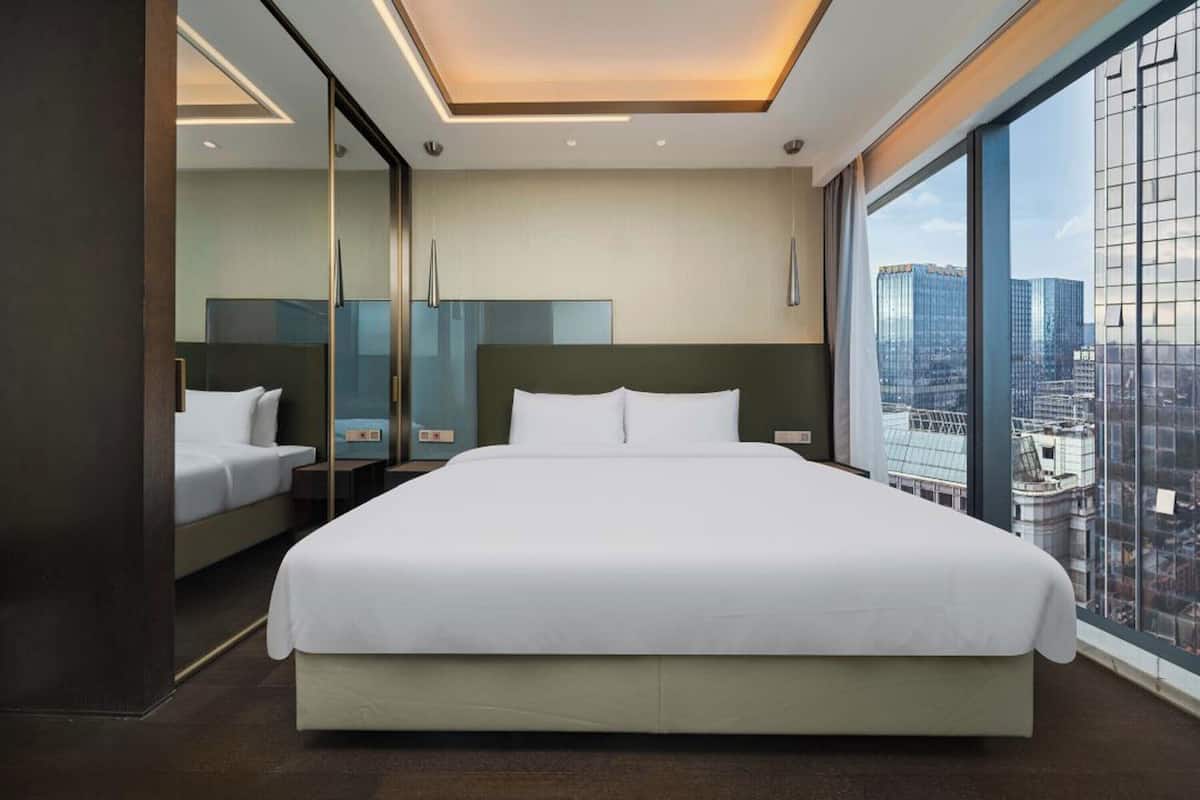 مكتب ومساحة عمل للكمبيوتر المحمول وستائر تعتيم وتجهيزات عازلة للصوت