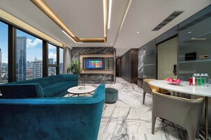 Suite Sénior, vue ville | Bureau, espace de travail pour ordinateur portable, rideaux occultants