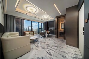 Premier Suite, City View | Desk, laptop workspace, blackout drapes, soundproofing - Yashan Tianlai S High-Rise Hotel (Chengdu)