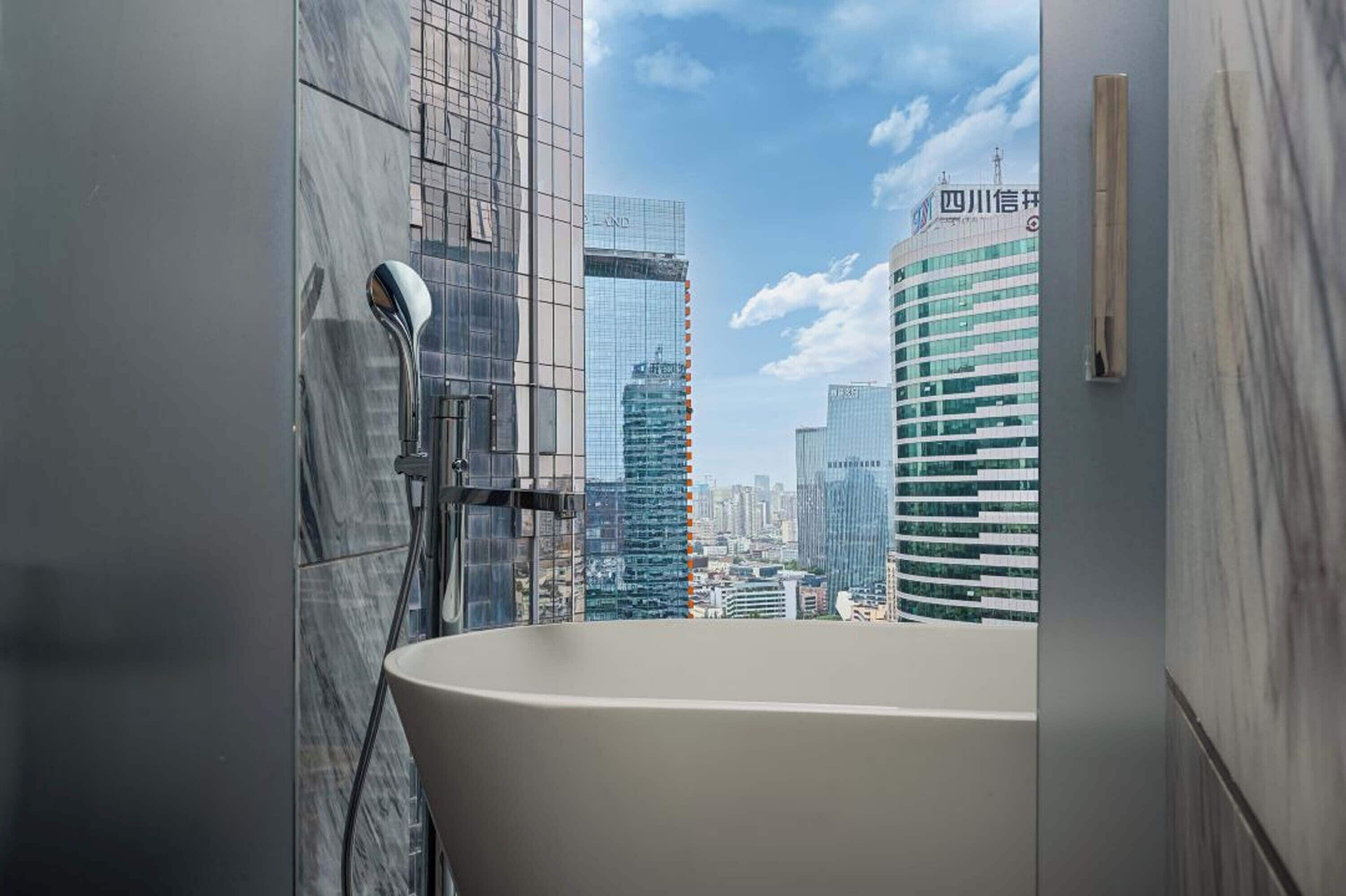 Suite Premier, vistas a la ciudad | Baño | Ducha, artículos de higiene personal gratuitos y secador de pelo