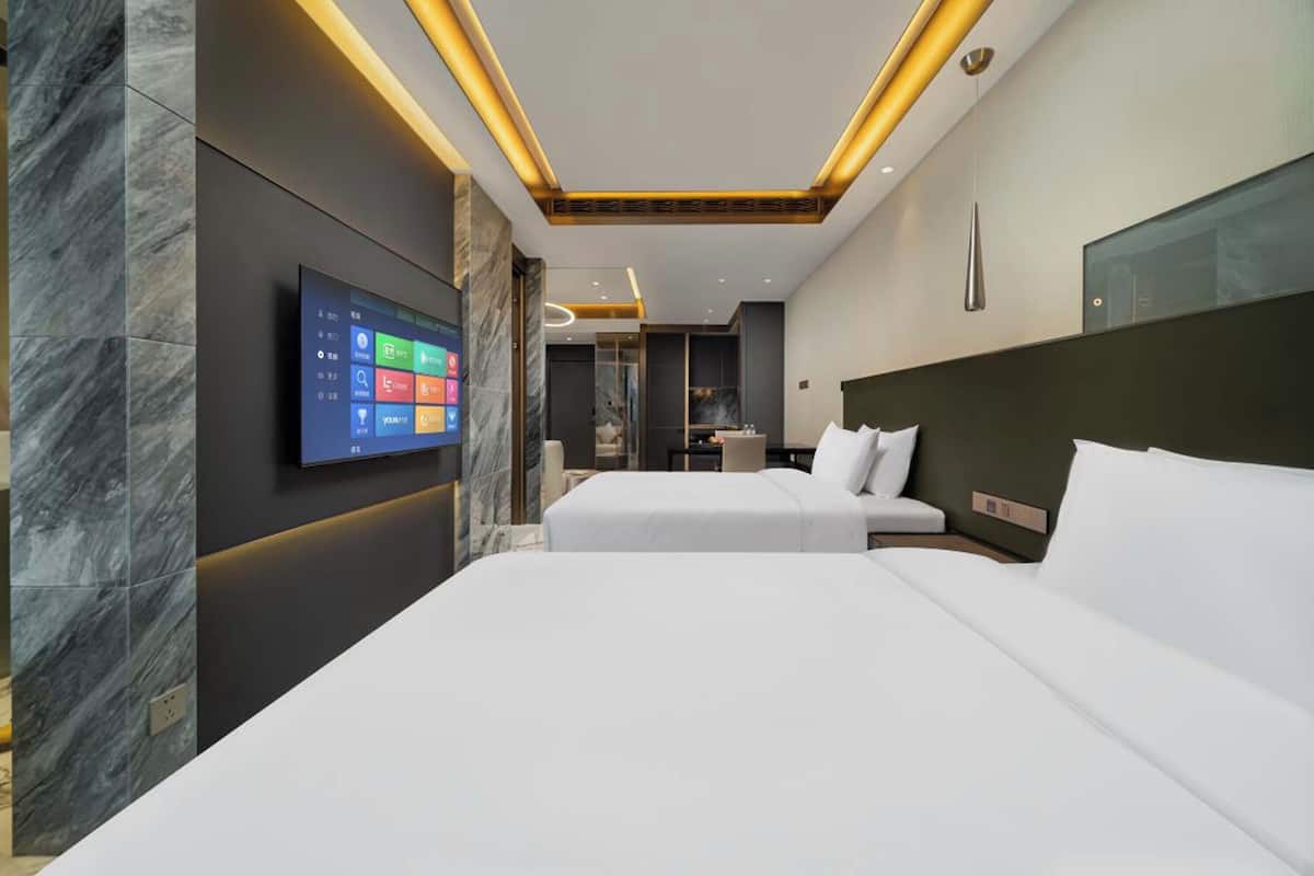 مكتب ومساحة عمل للكمبيوتر المحمول وستائر تعتيم وتجهيزات عازلة للصوت