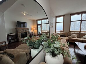 Smart TV, fireplace, DVD player, offices - Your 4-Season Adventure Base! True ski-in/ski-out 4BR condo at Sullivan Stone. Prime location on the Main Run. Features a private hot tub and a gourmet kitchen for the ultimate mountain getaway. (Kimberley)