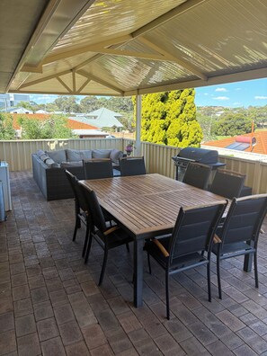 Outdoor dining - Parkview house in Hillarys. Near shops and 5 minutes to the beach (Hillarys)
