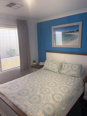 4 bedrooms, iron/ironing board, WiFi, bed sheets - Parkview house in Hillarys. Near shops and 5 minutes to the beach (Hillarys)