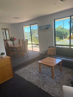 Living area - Parkview house in Hillarys. Near shops and 5 minutes to the beach (Hillarys)