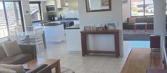 Parkview house in Hillarys. Near shops and 5 minutes to the beach