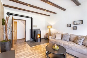 Interior - Holiday Home 'Landhaus Augenblicke' with Mountain View, Private Terrace and Wi-Fi (Olsberg)