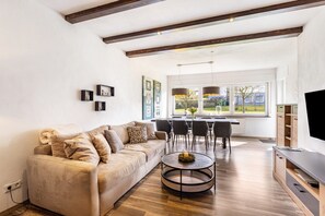 TV, fireplace - Holiday Home 'Landhaus Augenblicke' with Mountain View, Private Terrace and Wi-Fi (Olsberg)