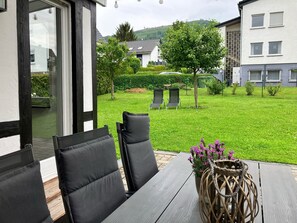 Outdoor dining - Holiday Home 'Landhaus Augenblicke' with Mountain View, Private Terrace and Wi-Fi (Olsberg)