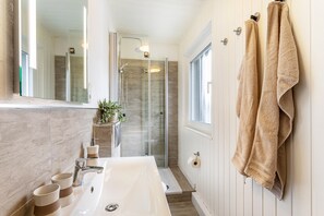 Bruser, hårtørrer, håndklæder