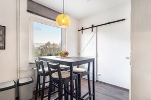 Dining - Holiday Home 'Landhaus Augenblicke' with Mountain View, Private Terrace and Wi-Fi (Olsberg)