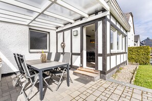 Outdoor dining - Holiday Home 'Landhaus Augenblicke' with Mountain View, Private Terrace and Wi-Fi (Olsberg)