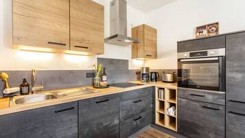 Kühlschrank, Mikrowelle, Ofen, Herdplatte