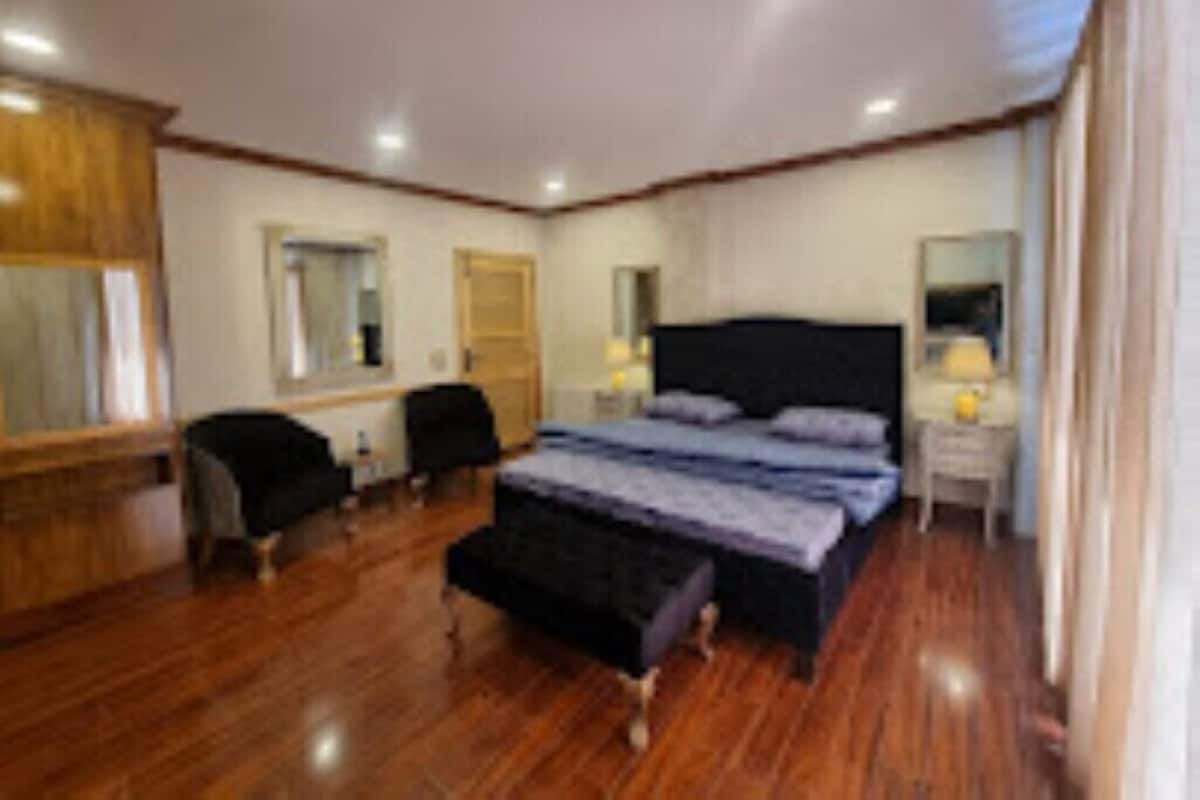 Quarto casal luxo, vista para a montanha | Quartos à prova de som, ferros/tábuas de passar roupa, Wi-Fi de cortesia