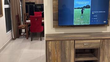 Deluxe Double Room, Mountain View | Living area