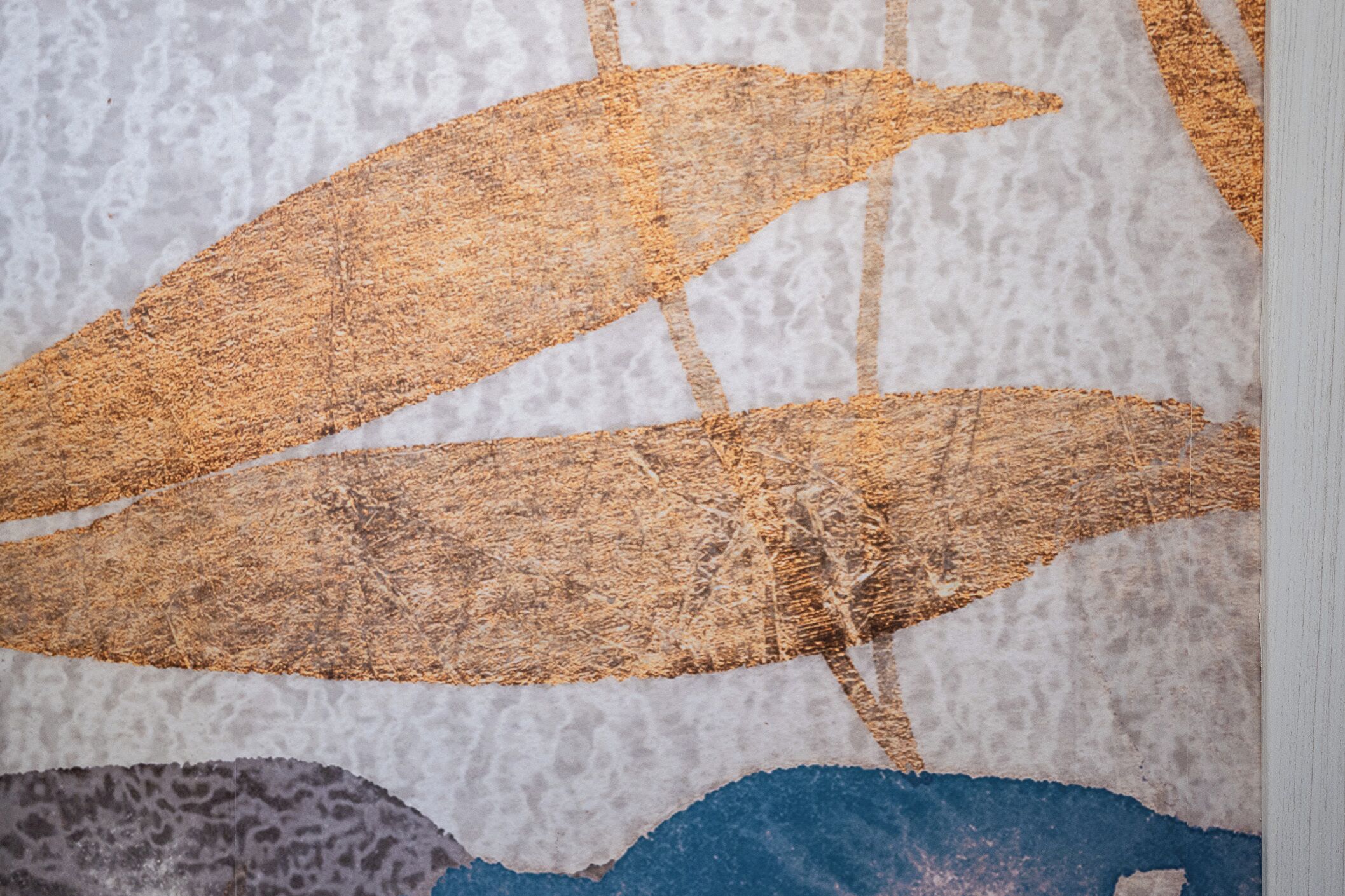 Un gros plan d’un mur texturé orné de motifs de feuilles.