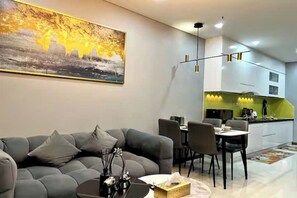 Grand-sviitti, 1 makuuhuone, club-loungen käyttöoikeus, kaupunkinäköala | Oleskelualue | Älytelevisio, Netflix, maksullisia elokuvia, älykaiuttimet