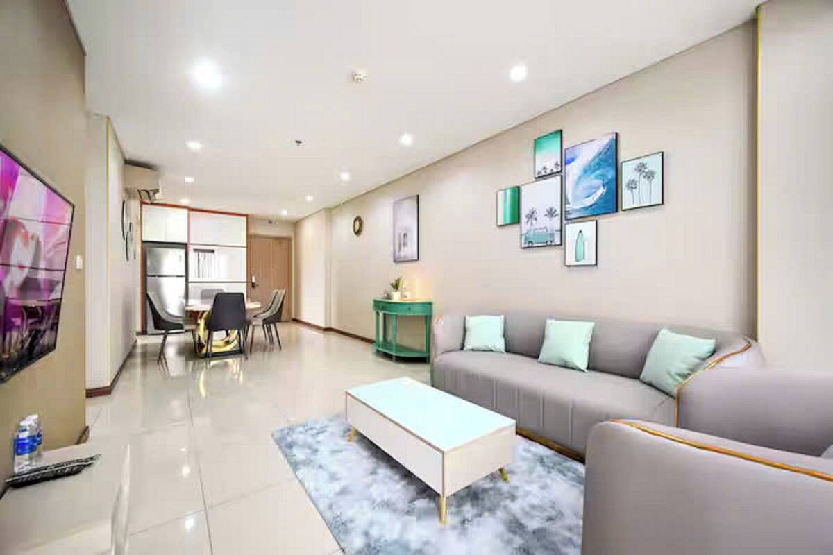 Familien-Suite, 3 Schlafzimmer, Zutritt zur Club Lounge, Stadtblick | Wohnbereich | 65-Zoll-Smart-TV mit Kabelempfang, Netflix, Pay-TV