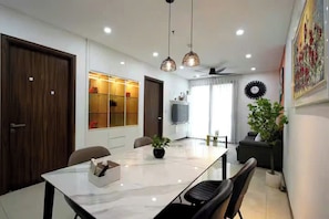 Suite Présidentielle, 2 chambres, accès au salon club, vue ville | Restauration dans la chambre