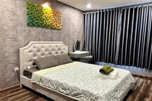 Grand-Suite, 1 Schlafzimmer, Zutritt zur Club Lounge, Stadtblick | Bettwäsche aus ägyptischer Baumwolle, hochwertige Bettwaren