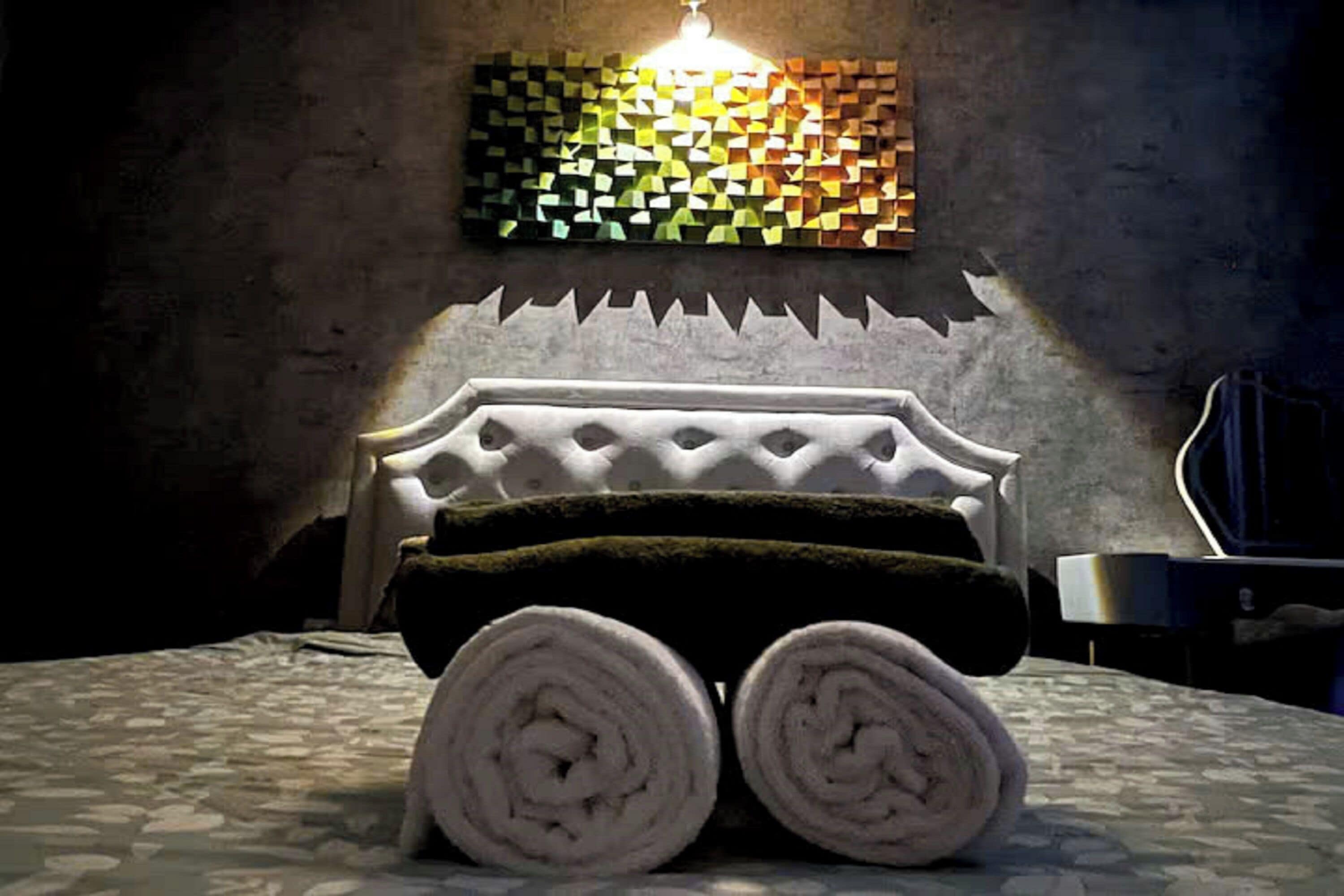 グランド スイート 1 ベッドルーム クラブラウンジ利用可 シティビュー | エジプト綿のシーツ、高級寝具、羽毛の掛け布団、セレクト コンフォート製ベッド