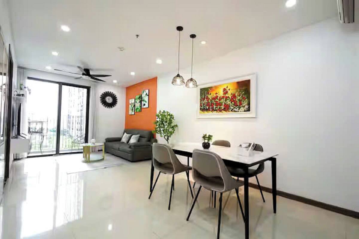 Presidential-Suite, 2 Schlafzimmer, Zutritt zur Club Lounge, Stadtblick | Wohnbereich | 65-Zoll-Smart-TV mit Kabelempfang, Netflix, Pay-TV