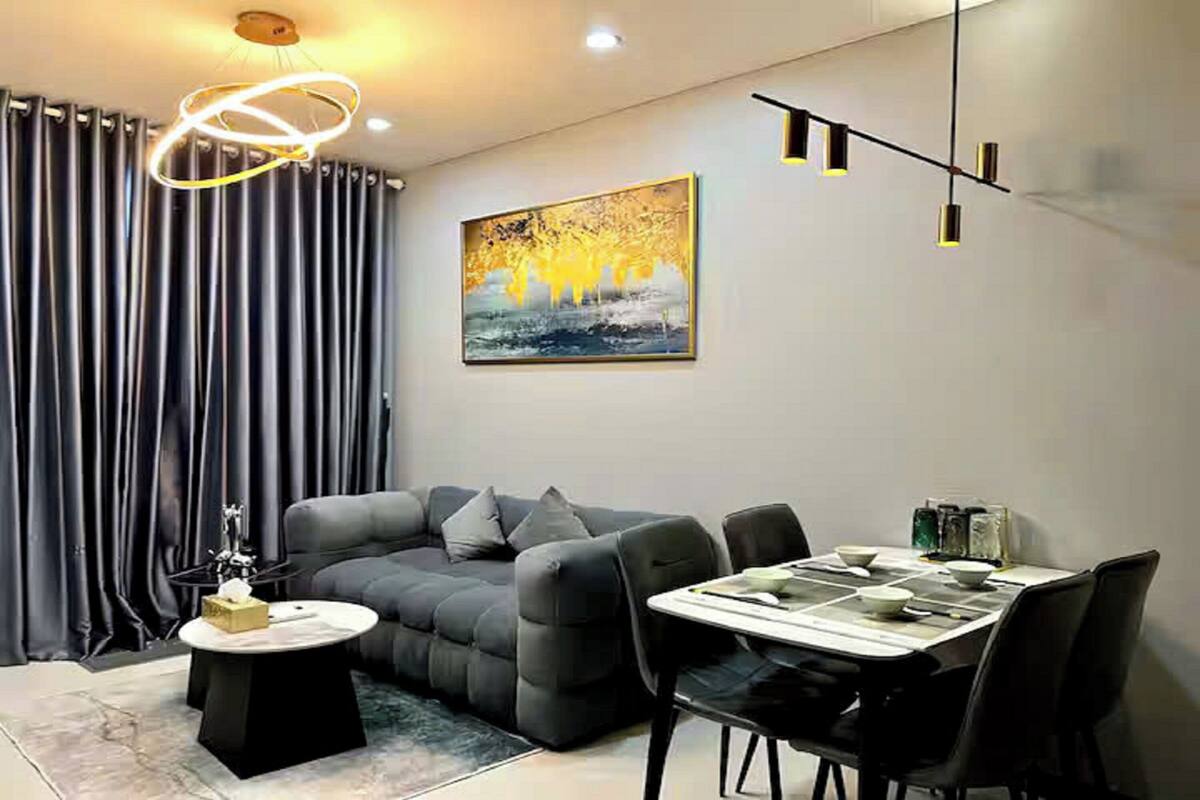 Grand-Suite, 1 Schlafzimmer, Zutritt zur Club Lounge, Stadtblick | Wohnbereich | 65-Zoll-Smart-TV mit Kabelempfang, Netflix, Pay-TV