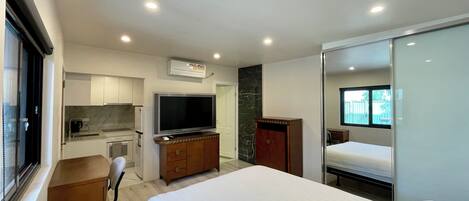 Strykejern/-brett, internettilgang og sengetøy