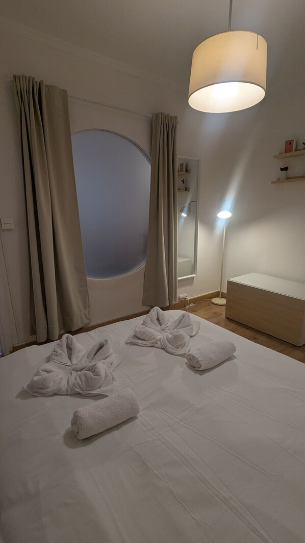 1 غرفة نوم ومكواة/لوح كي وواي فاي مجانًا وملاءات أسرّة