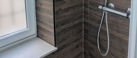 Douche, sèche-cheveux, serviettes fournies