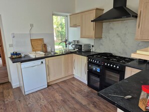 Fridge, microwave, oven, stovetop - Bellhouse Hassendeanburn- Sleeps 10 hot tub (Hawick)