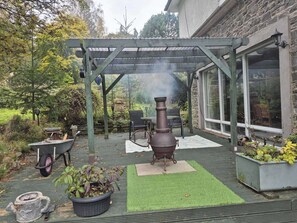 Outdoor dining - Bellhouse Hassendeanburn- Sleeps 10 hot tub (Hawick)