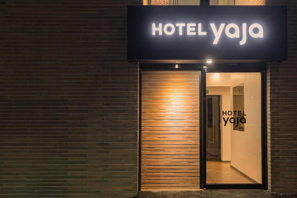 A hotel entrance with a sign reading "HOTEL YAJJA."