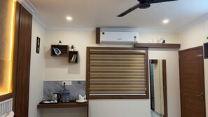 Superior-dobbeltværelse - balkon - udsigt til have | Skrivebord, arbejdsområde til bærbare computere, lydisolering